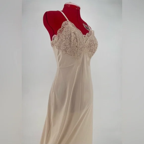 Gorgeous Artemis Mid Century Pale Nude Nylon Full Slip Lacey Bust Overlay - Picture 3 of 12